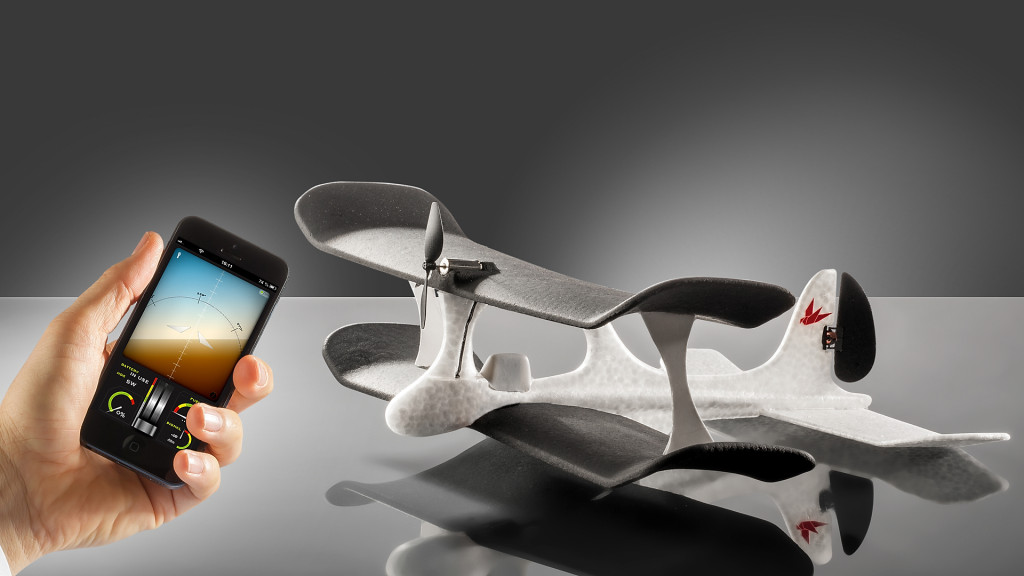 世界初！スマホで操作できる小さな飛行機！「SmartPlane」