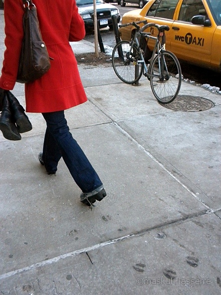 この靴を履いて雪の上を歩くと周りは大騒ぎ?!