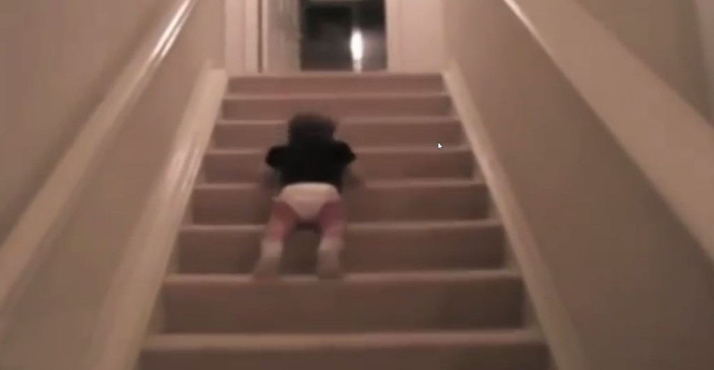 これは速い！一秒でも早くミルクを飲みたい赤ちゃんの階段の降り方！！