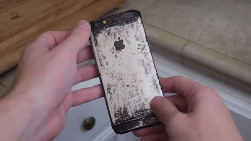 [動画] iPhone 6をコカ・コーラで沸騰させると何が起こるのか・・・。