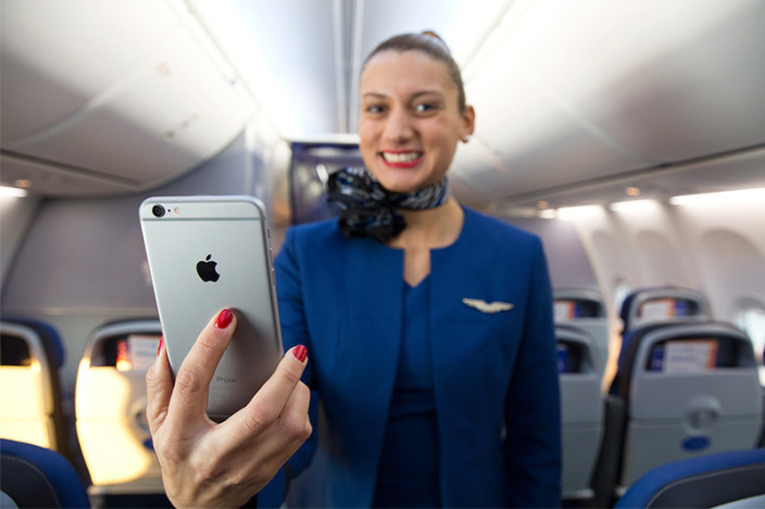 ユナイテッド航空、全ての客室乗務員にiPhone 6 Plusとマニュアルの購入を発表